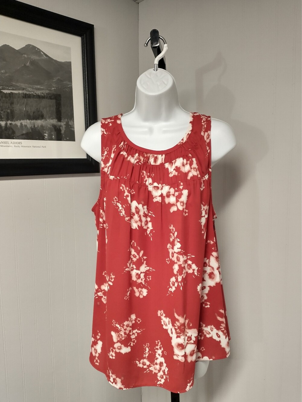 Simply Vera Red Floral Yoke Front Sleeveless Shell Top Size Large NWT